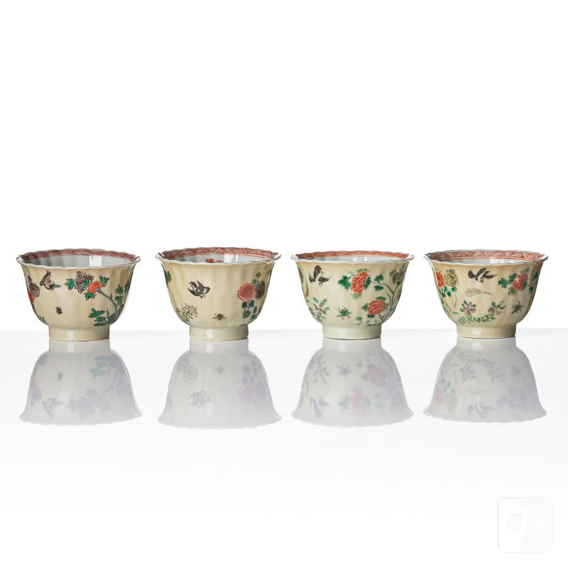 A set of four famille verte and cups with stands, - 图3